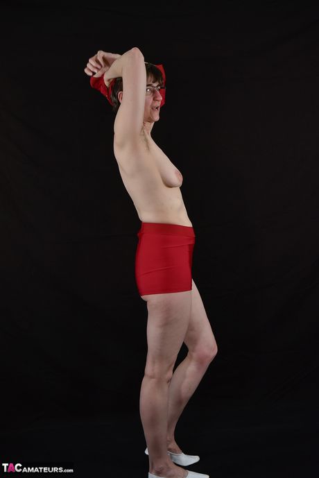 Sød tysk amatør MILF Lækker milf stripper og viser sine små bryster og røv