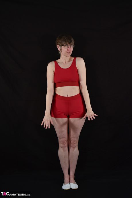 Sød tysk amatør MILF Lækker milf stripper og viser sine små bryster og røv