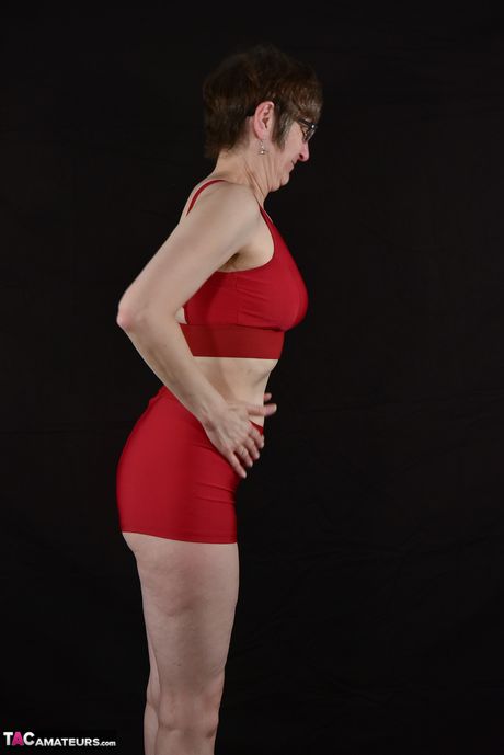 Sød tysk amatør MILF Lækker milf stripper og viser sine små bryster og røv