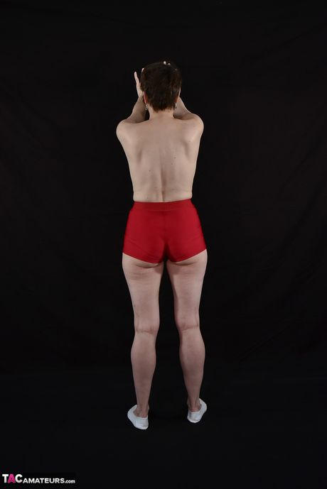 Sød tysk amatør MILF Lækker milf stripper og viser sine små bryster og røv