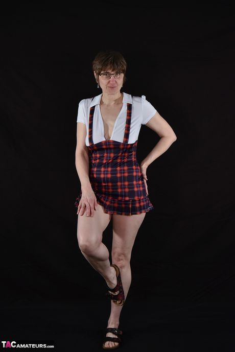 Moden tysk dame med briller og ternet nederdel strimler ned til hælene