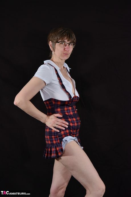 Moden tysk dame med briller og ternet nederdel strimler ned til hælene