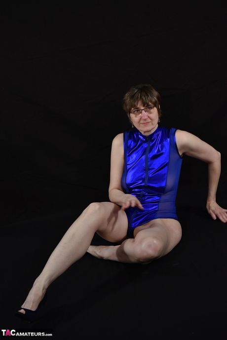 Moden tysk brunette Lækker milf stripper sit lingeri og poserer solo