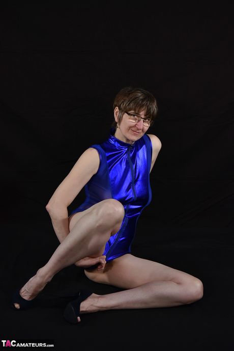 Moden tysk brunette Lækker milf stripper sit lingeri og poserer solo