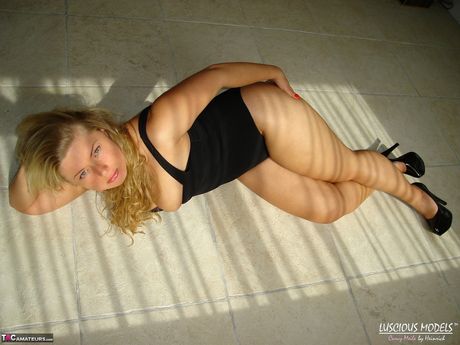 金髮熟女 Meile 在抽煙前露出了她令人驚嘆的乳房