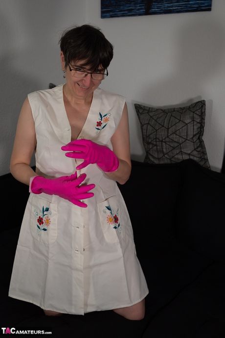 Voksen tysk husmor, varm milf, stripper til latexhandsker og leger med sin fisse