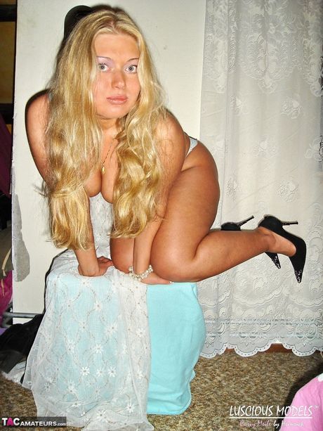 金髮素人 Meile 展示她令人驚嘆的胸部並獨自擺姿勢