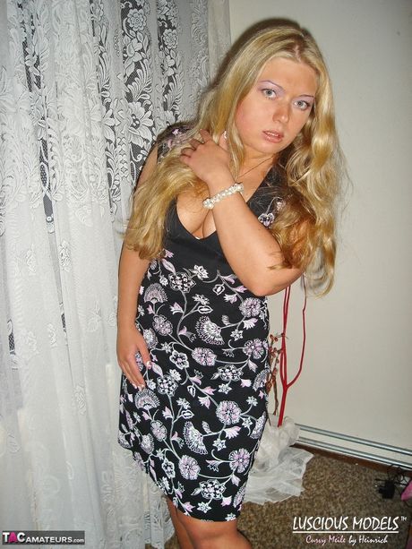 金髮素人 Meile 展示她令人驚嘆的胸部並獨自擺姿勢