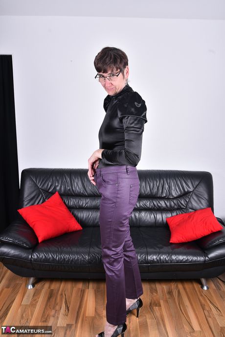 戴眼鏡的德國老太太脫光衣服，只剩下高跟鞋，然後自慰