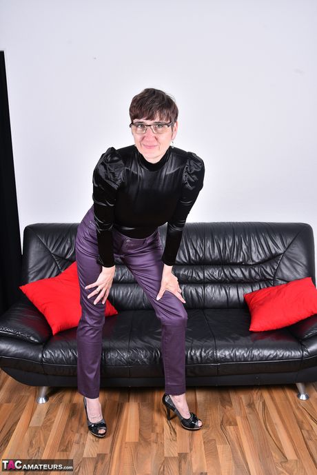 戴眼鏡的德國老太太脫光衣服，只剩下高跟鞋，然後自慰