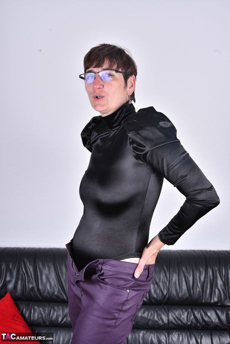 戴眼鏡的德國老太太脫光衣服，只剩下高跟鞋，然後自慰