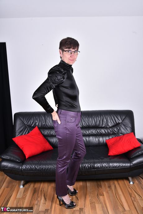 戴眼鏡的德國老太太脫光衣服，只剩下高跟鞋，然後自慰