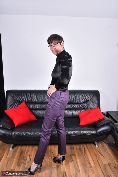 戴眼鏡的德國老太太脫光衣服，只剩下高跟鞋，然後自慰