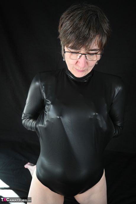 Moden tysk dame i latex lingeri stripper og onanerer i stolen