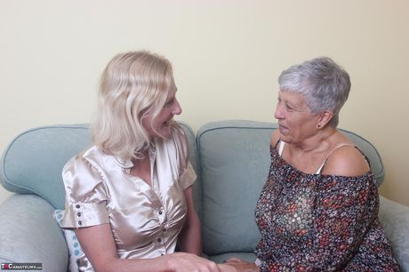 成年德國金髮女郎 Satin 被年輕男子舔陰並操弄