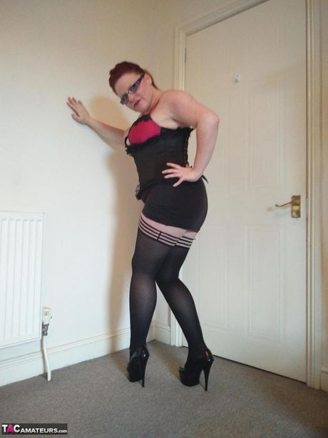 英國熟女Mollie Foxxx脫光絲襪擺出各種姿勢