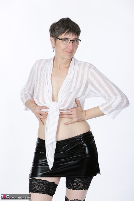 戴眼鏡、穿絲襪的成熟德國女士，露出扁平的乳房和光禿禿的陰部