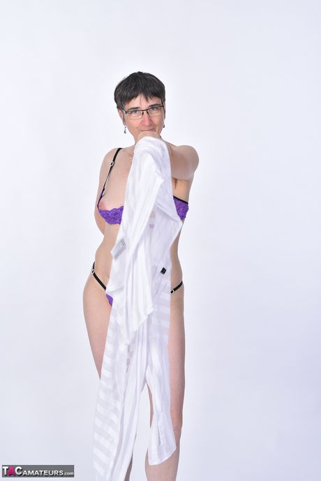 Moden tysk brunette Lila Hebe stripper ned til sine briller og hæle i en solo