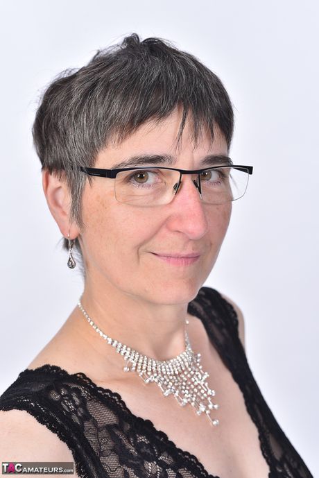 メガネとブーツを履いたドイツ人の熟女が服を脱いで足を広げている