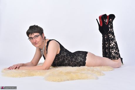 メガネとブーツを履いたドイツ人の熟女が服を脱いで足を広げている