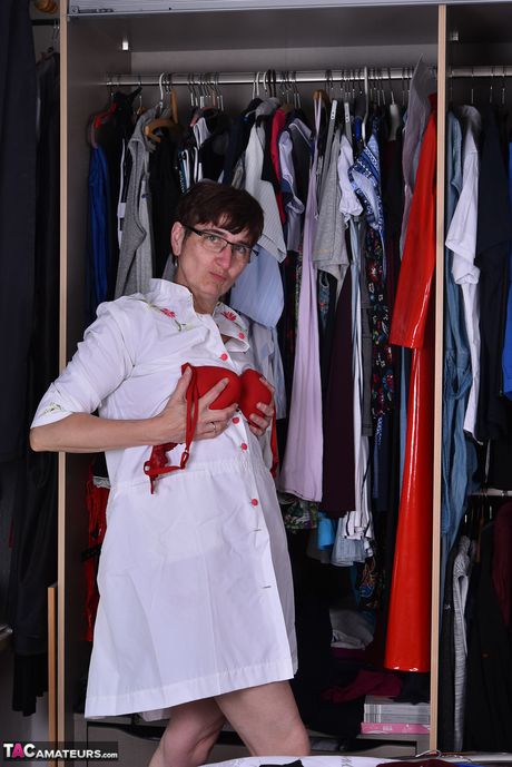 戴眼鏡的漂亮德國熟女火辣熟婦脫衣炫耀她的性感屁股