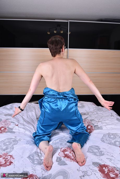 Voksen tysk dame med briller, hot milf, stripper og rider en dildo