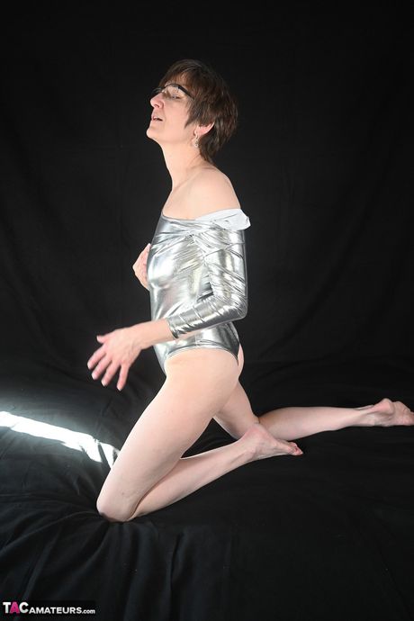 メガネとニーソックスをはいてセクシーな体を披露する年配のドイツ人女性