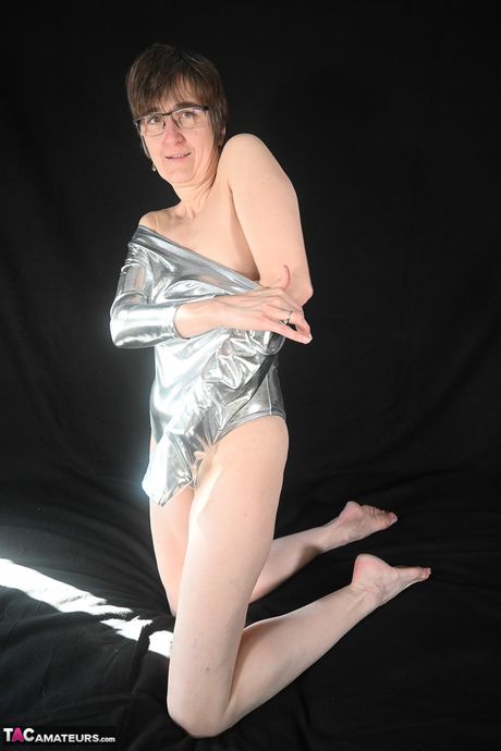 Ældre tysk dame i briller og knæstrømper viser sin sexede krop