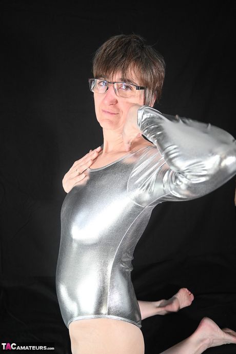 メガネとニーソックスをはいてセクシーな体を披露する年配のドイツ人女性