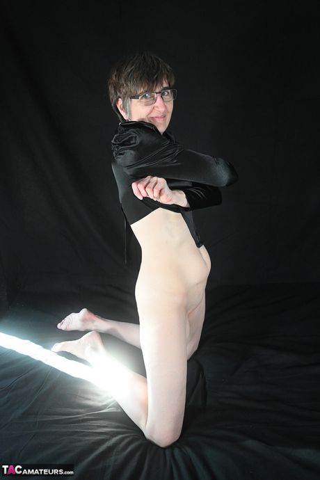 Dejlig tysk moden med briller, varm milf stripper til sine strømper og poserer