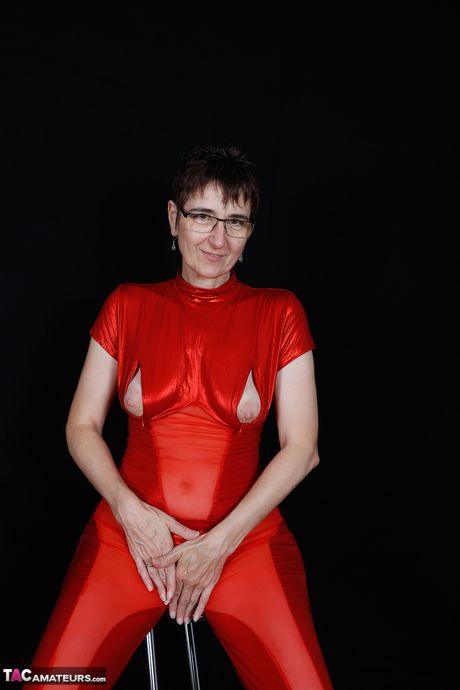 穿著紅色內衣高跟鞋的成熟德國女士脫衣自慰