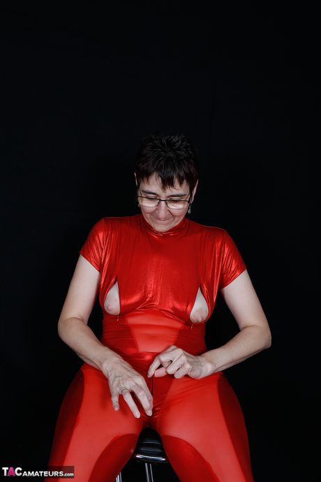 穿著紅色內衣高跟鞋的成熟德國女士脫衣自慰