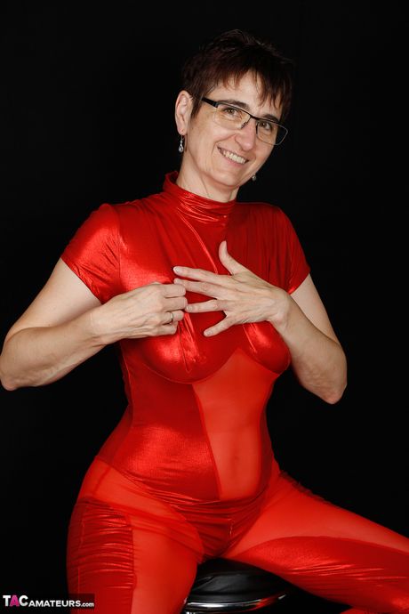 穿著紅色內衣高跟鞋的成熟德國女士脫衣自慰