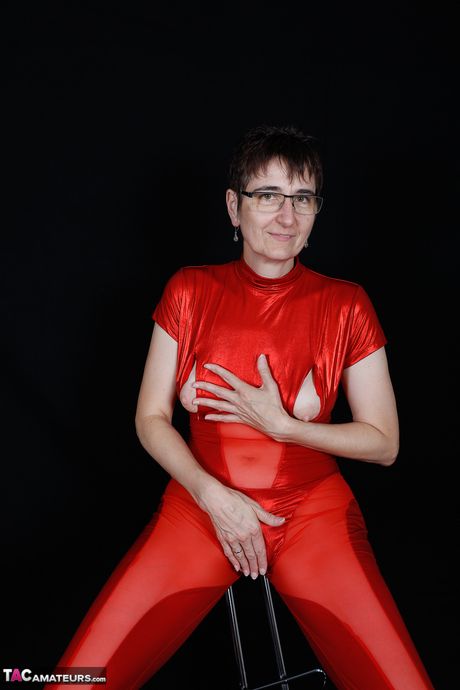 穿著紅色內衣高跟鞋的成熟德國女士脫衣自慰