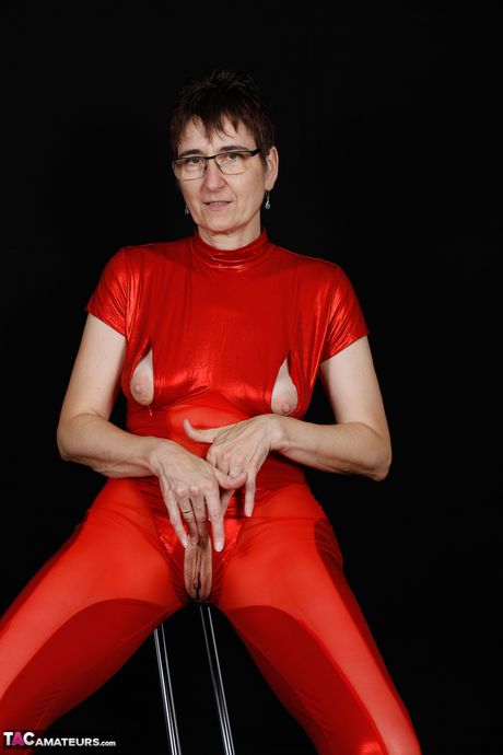 穿著紅色內衣高跟鞋的成熟德國女士脫衣自慰