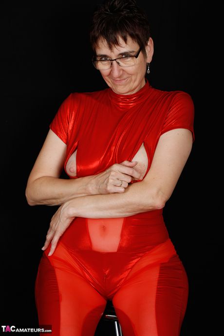 穿著紅色內衣高跟鞋的成熟德國女士脫衣自慰