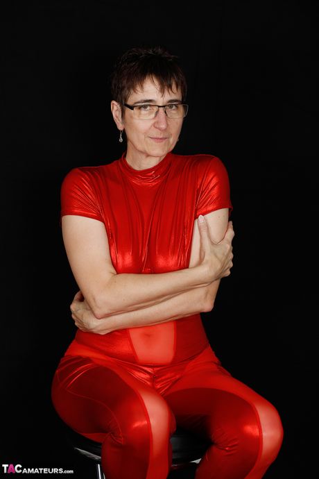 穿著紅色內衣高跟鞋的成熟德國女士脫衣自慰