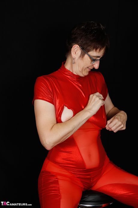 穿著紅色內衣高跟鞋的成熟德國女士脫衣自慰