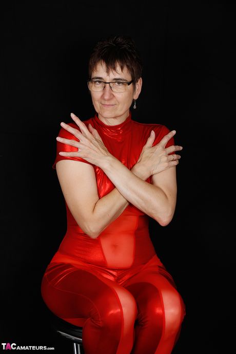 穿著紅色內衣高跟鞋的成熟德國女士脫衣自慰