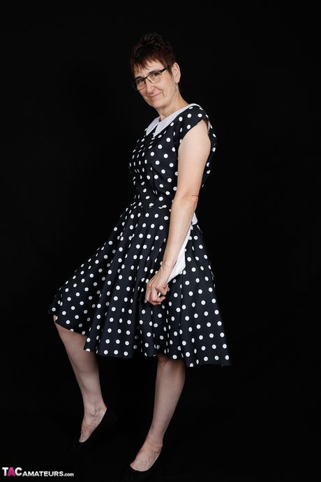 迷人的德國熟女，戴眼鏡，脫光衣服，只剩絲襪