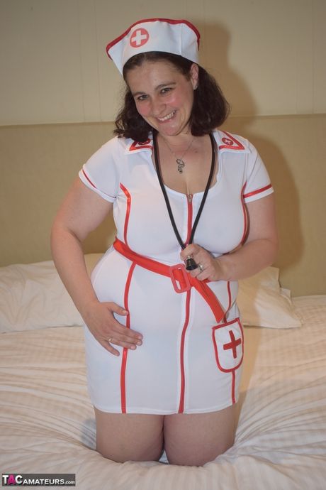 頑皮護士 Nurse D 脫下制服，露出大胸部