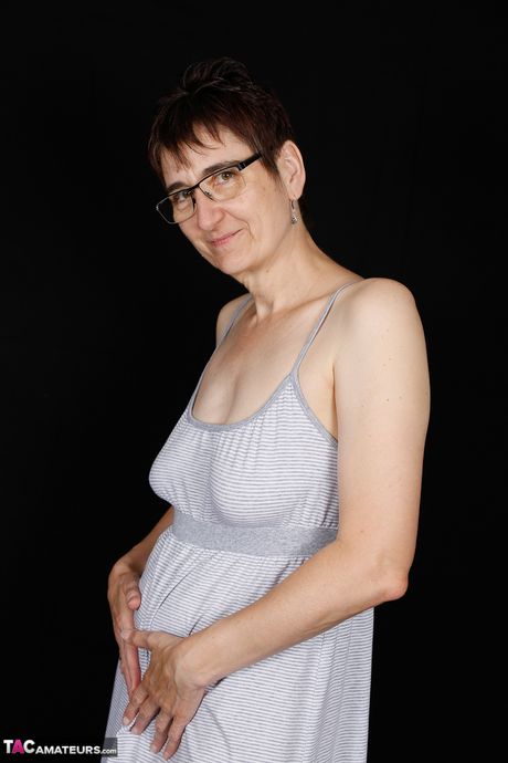 Mature german lady Ritt takes it all off before toying her pussy