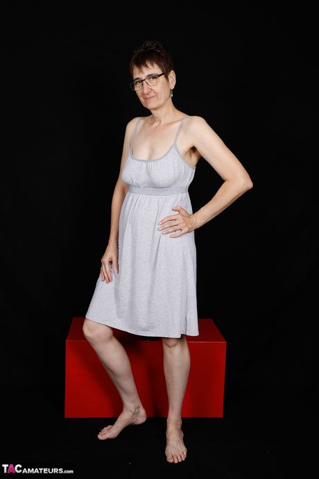 成熟的德國女士 Ritt 在玩弄她的陰部之前將其全部脫掉