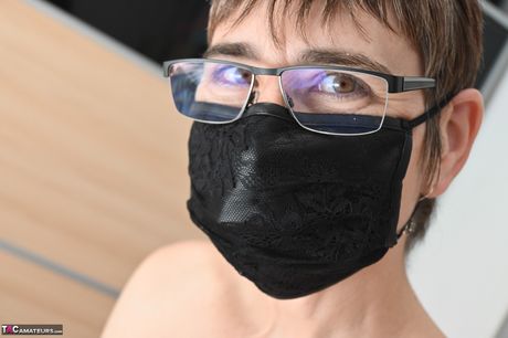 眼鏡をかけたドイツ人の熟女がストッキングとハイヒールを脱ぐ