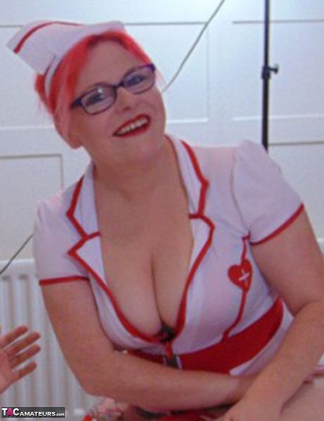 紅髮護士 Mollie Foxxx 的陰道被雞巴塞滿