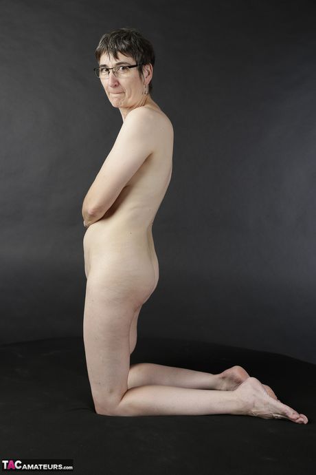 Førsteklasses tysk moden dame med briller leger sin fisse med en dildo