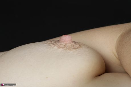 平らなおっぱいと毛深いおまんこのスリムな熟女がオマンコを弄ぶ