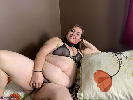 Dejlig amerikansk cougar sexet new bbw demonstrerer sin store røv og fingrer sin twat i en solo
