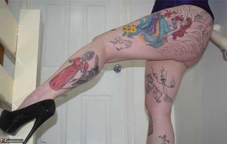 M: 英國紅髮媽媽 Molly Foxxx 炫耀她迷人的乳房，並獨自擺姿勢