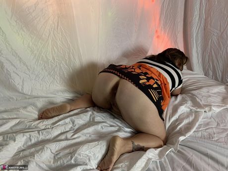 曲線美のアメリカ人MILFセクシーなNeは彼女の素晴らしいおっぱいとトリミングされた猫を披露します